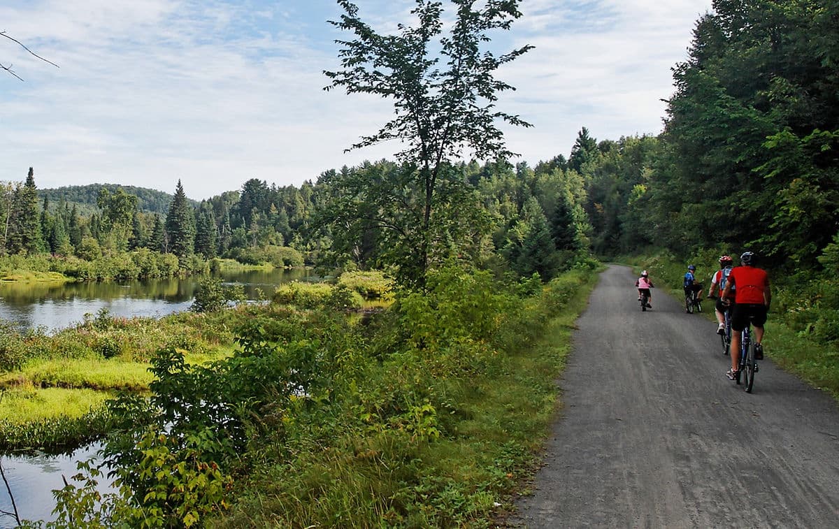 Cyclistes sur le P'tit Train du Nord, Laurentides