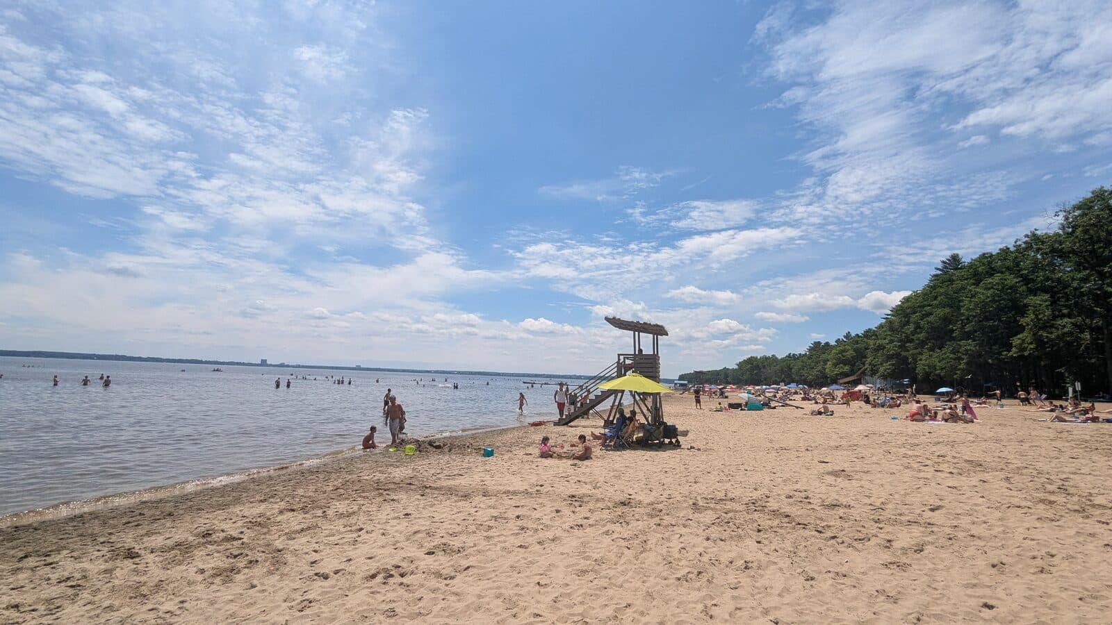 Plage du parc national d'Oka sur le Lac des Deux Montagnes