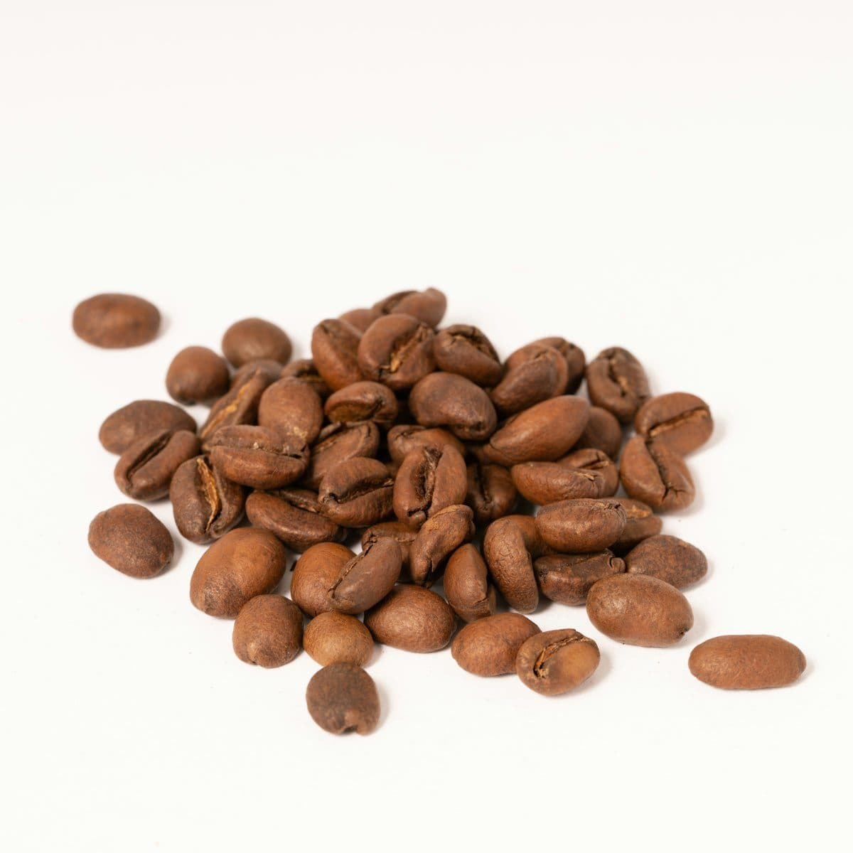 Grains de café sur fond blanc