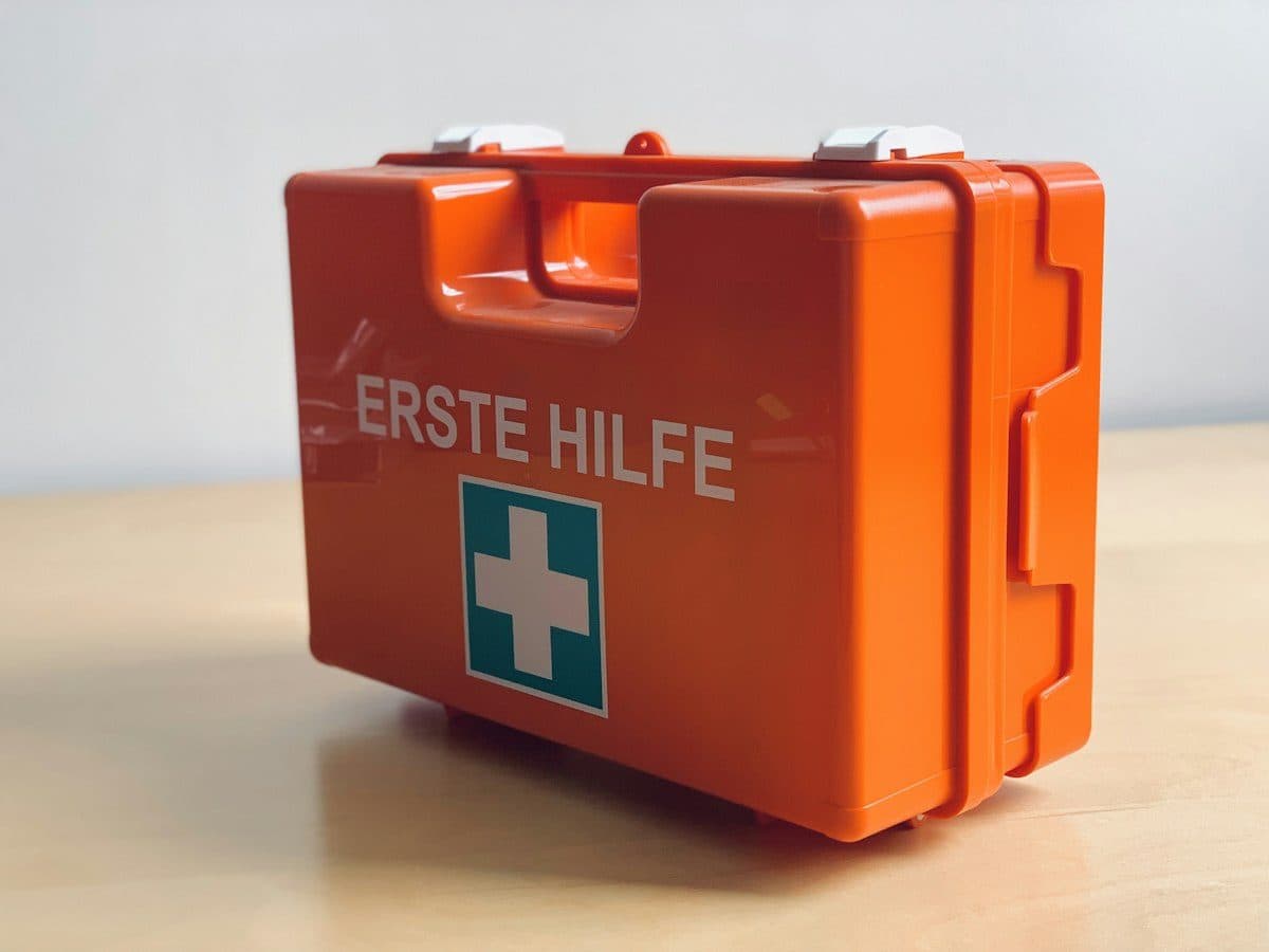 Trousse de premiers soins avec une croix