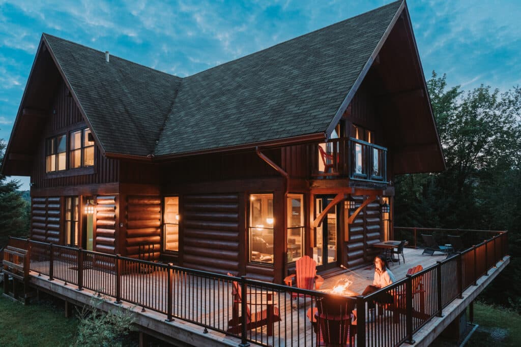 Salon lumineux d'un chalet locatif au Québec