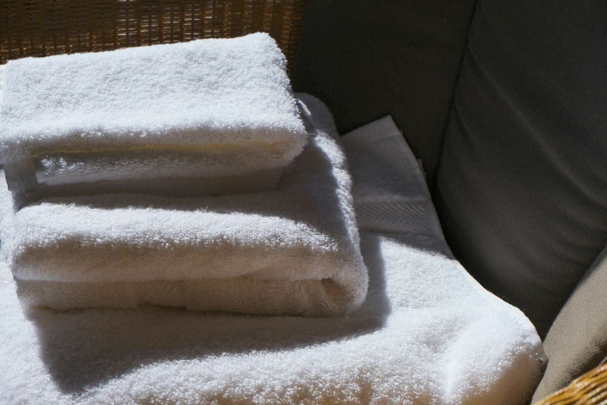 Pile de serviettes de bain blanches