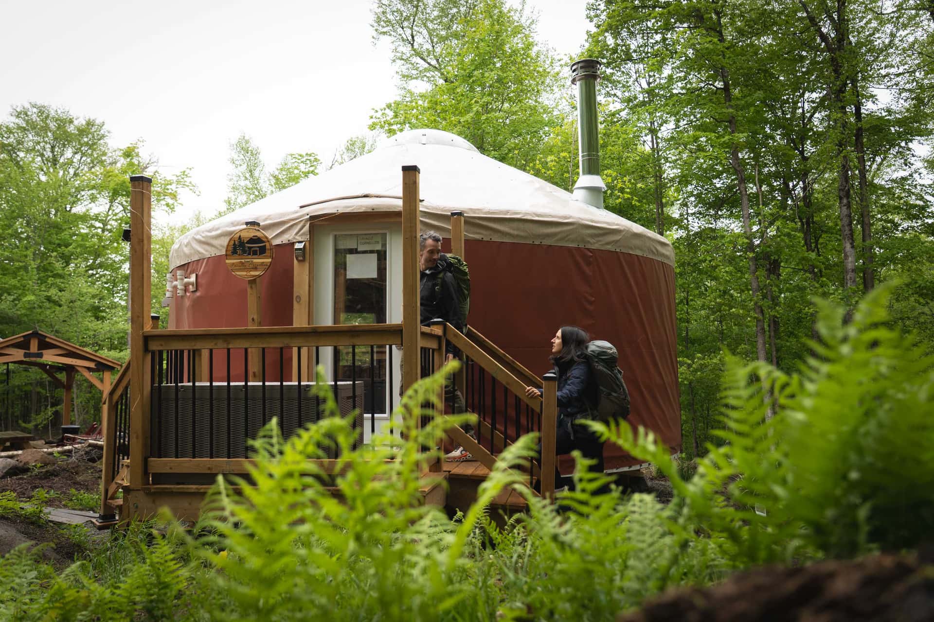 Yourte douillette en forêt