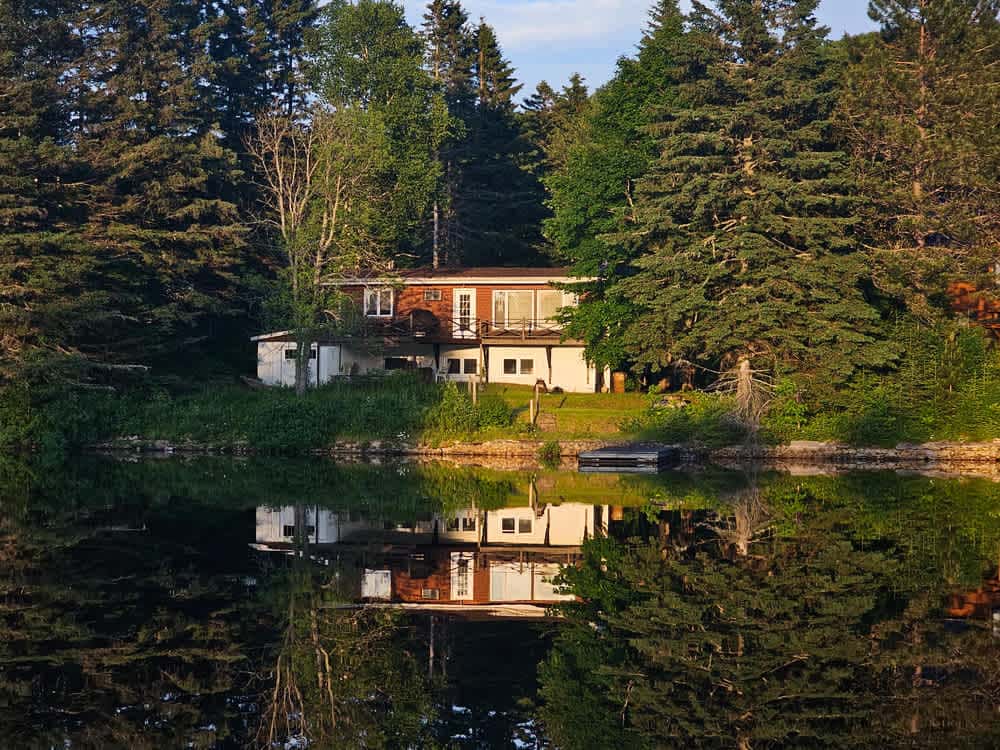 Chalet rustique bord du lac, couchers de soleil & montagnes